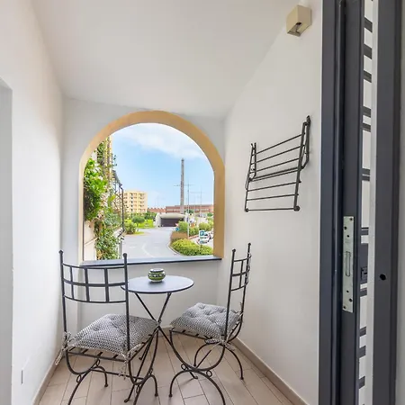 Apartamento Tra Il Porto E Il Centro, 150m Dal Mare,wifi