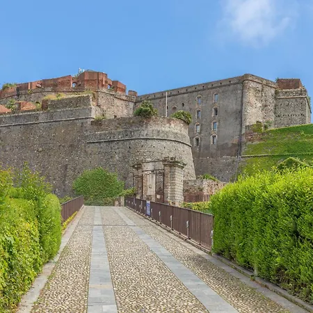Tra Il Porto E Il Centro, 150m Dal Mare,wifi Apartamento